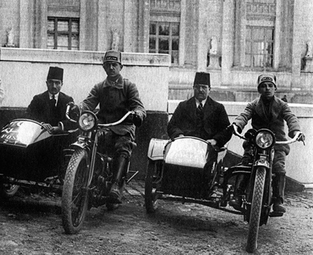 30 Haziran 1924. İstanbul’da posta dağıtıcıları, ücretlerini yetersiz bularak topluca istifa ettiler. (Sepetli motosikletleriyle postacılar.) Barış Tanır Arşivi